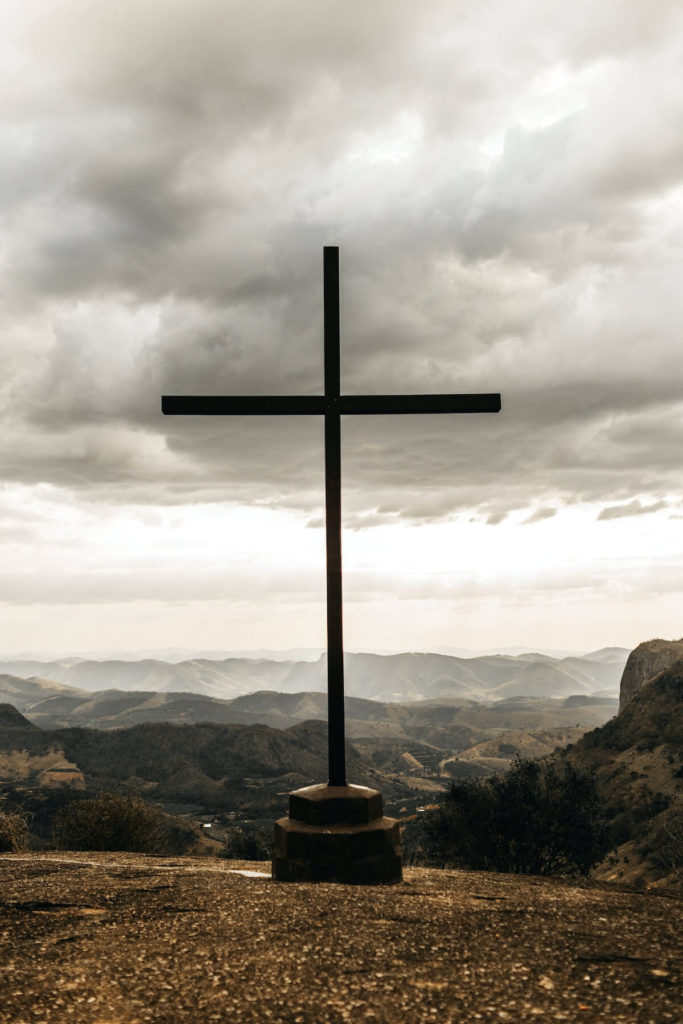 《空洞的十字架》Cross, Photo by Jonathan Borba from Pexels